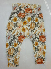 Afbeelding in Gallery-weergave laden, New Born Set Bohemian Flowers (2-delig) Broekje en Mutsje