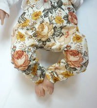 Afbeelding in Gallery-weergave laden, New Born Set Bohemian Flowers (2-delig) Broekje en Mutsje