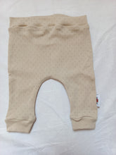 Afbeelding in Gallery-weergave laden, New Born Set Pointelle (2-delig) Broekje en Mutsje Beige