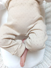 Afbeelding in Gallery-weergave laden, New Born Set Pointelle (2-delig) Broekje en Mutsje Beige