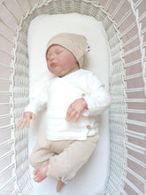 Afbeelding in Gallery-weergave laden, New Born Set Pointelle (2-delig) Broekje en Mutsje Beige