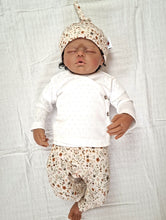 Afbeelding in Gallery-weergave laden, New Born Set Bloemetjes Beige (2-delig) Broekje en Knoopmutsje