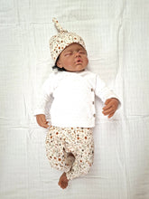 Afbeelding in Gallery-weergave laden, New Born Set Bloemetjes Beige (2-delig) Broekje en Knoopmutsje