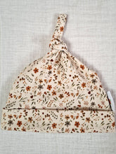 Afbeelding in Gallery-weergave laden, New Born Set Bloemetjes Beige (2-delig) Broekje en Knoopmutsje