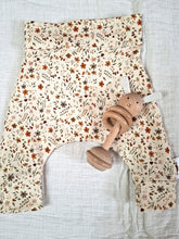Afbeelding in Gallery-weergave laden, New Born Set Bloemetjes Beige (2-delig) Broekje en Knoopmutsje