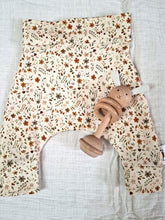 Afbeelding in Gallery-weergave laden, New Born Set Bloemetjes Beige (2-delig) Broekje en Knoopmutsje