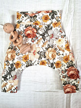 Afbeelding in Gallery-weergave laden, New Born Set Bohemian Flowers (2-delig) Broekje en Knoopmutsje