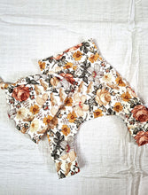 Afbeelding in Gallery-weergave laden, New Born Set Bohemian Flowers (2-delig) Broekje en Knoopmutsje