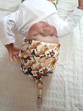 Afbeelding in Gallery-weergave laden, New Born Set Bohemian Flowers (2-delig) Broekje en Knoopmutsje