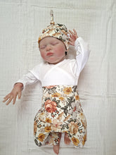 Afbeelding in Gallery-weergave laden, New Born Set Bohemian Flowers (2-delig) Broekje en Knoopmutsje