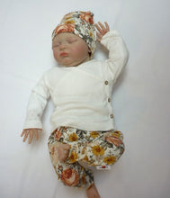 Afbeelding in Gallery-weergave laden, New Born Set Bohemian Flowers (2-delig) Broekje en Mutsje