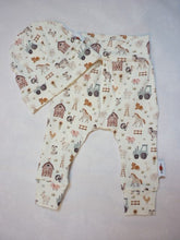 Afbeelding in Gallery-weergave laden, New Born Set Boerderij (2-delig) Broekje en Mutsje