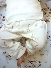 Afbeelding in Gallery-weergave laden, New Born Set Eendjes (2-delig) Broekje en Mutsje
