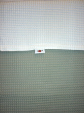 Afbeelding in Gallery-weergave laden, Deken Wafelstof Dubbel Laags Dusty Green-Offwhite
