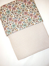 Afbeelding in Gallery-weergave laden, Deken Kinderwagen Wafel Licht Beige en Cottonsoft Retro Bloemetjes
