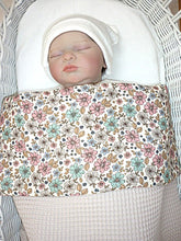Afbeelding in Gallery-weergave laden, Deken Kinderwagen Wafel Licht Beige en Cottonsoft Retro Bloemetjes
