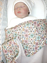 Afbeelding in Gallery-weergave laden, Deken Kinderwagen Wafel Licht Beige en Cottonsoft Retro Bloemetjes
