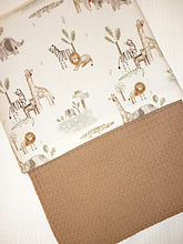 Afbeelding in Gallery-weergave laden, Deken Kinderwagen  Wafel Cacao Bruin en Jersey Wildlife
