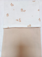 Afbeelding in Gallery-weergave laden, Deken Kinderwagen Tricot Wafel Licht Beige met Cottonsoft Konijntjes

