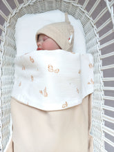 Afbeelding in Gallery-weergave laden, Deken Kinderwagen Tricot Wafel Licht Beige met Cottonsoft Konijntjes
