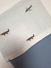 Afbeelding in Gallery-weergave laden, Deken Kinderwagen Tricot Wafel Blauw met Cottonsoft Vliegtuigjes
