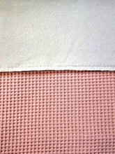 Afbeelding in Gallery-weergave laden, Deken Wafelstof Cottonfleece Nude Roze
