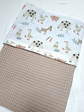 Afbeelding in Gallery-weergave laden, Kinderwagendeken Boerderij  Wafelstof &amp; Katoen Donker Beige
