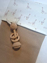 Afbeelding in Gallery-weergave laden, Kinderwagendeken Gansjes Tricot Wafelstof &amp; Ribtricot Donker Beige
