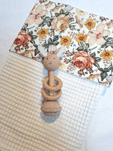 Afbeelding in Gallery-weergave laden, Kinderwagendeken Zomertuin Wafelstof &amp; Katoen Offwhite Multicolour
