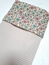 Afbeelding in Gallery-weergave laden, Kinderwagendeken Retro Bloemetjes Wafelstof &amp; Hydrofiel Licht Beige
