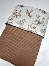 Afbeelding in Gallery-weergave laden, Kinderwagendeken Wildlife Wafelstof &amp; Jersey Cacao Bruin
