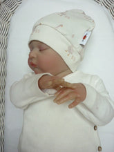 Afbeelding in Gallery-weergave laden, New Born Set Eendjes (2-delig) Broekje en Mutsje Ecru
