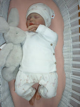 Afbeelding in Gallery-weergave laden, New Born Set Eendjes (2-delig) Broekje en Mutsje Ecru
