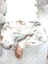 Afbeelding in Gallery-weergave laden, New Born Set  Safari 2-delig) Broekje en Mutsje
