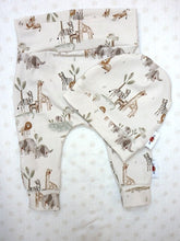 Afbeelding in Gallery-weergave laden, New Born Set  Safari 2-delig) Broekje en Mutsje
