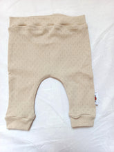 Afbeelding in Gallery-weergave laden, New Born Set Pointelle (2-delig) Broekje en Mutsje Beige

