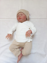 Afbeelding in Gallery-weergave laden, New Born Set Pointelle (2-delig) Broekje en Mutsje Beige
