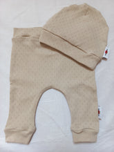 Afbeelding in Gallery-weergave laden, New Born Set Pointelle (2-delig) Broekje en Mutsje Beige
