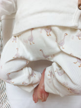 Afbeelding in Gallery-weergave laden, New Born Set Eendjes (2-delig) Broekje en Mutsje Ecru
