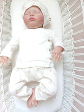Afbeelding in Gallery-weergave laden, New Born Set Eendjes (2-delig) Broekje en Mutsje Ecru
