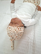 Afbeelding in Gallery-weergave laden, New Born Set Bloemetjes Beige (2-delig) Broekje en Knoopmutsje
