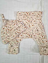 Afbeelding in Gallery-weergave laden, New Born Set Bloemetjes Beige (2-delig) Broekje en Knoopmutsje
