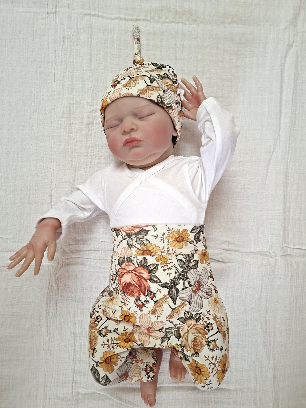 New Born Set Bohemian Flowers (2-delig) Broekje en Knoopmutsje