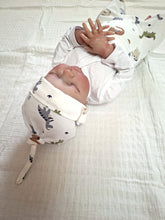 Afbeelding in Gallery-weergave laden, New Born Set Dino (2-delig) Broekje en Knoopmutsje
