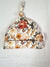 Afbeelding in Gallery-weergave laden, New Born Set Bohemian Flowers (2-delig) Broekje en Knoopmutsje
