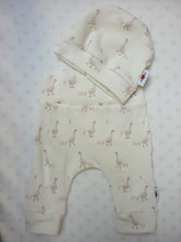 Afbeelding in Gallery-weergave laden, New Born Set Eendjes (2-delig) Broekje en Mutsje Ecru

