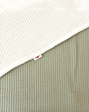 Afbeelding in Gallery-weergave laden, Deken Wafelstof Dubbel Laags Dusty Green-Ecru
