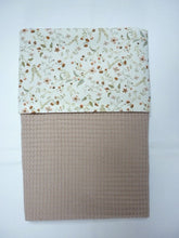Afbeelding in Gallery-weergave laden, Deken Kinderwagen Wafelstof  Donker Beige en Katoen Millefleurs
