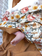 Afbeelding in Gallery-weergave laden, Wikkeldeken Jersey Bohemian Flowers en Cottontsoft Karamel
