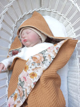 Afbeelding in Gallery-weergave laden, Wikkeldeken Wafelstof Karamel Bruin en Cottonsoft Bohemian Flowers
